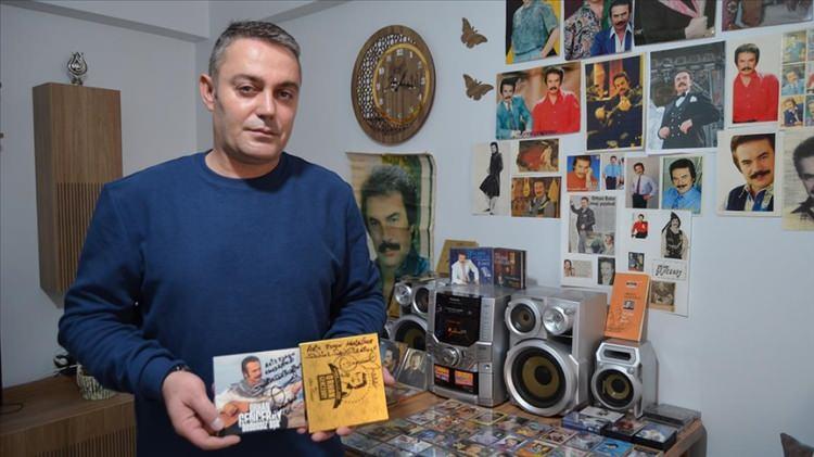 <p><strong>Güvenlik görevlisi Aziz Topcu, hayranı olduğu Türk müziğinin usta ismi Orhan Gencebay'a ait yüzlerce objeyi evinin salonunda sergiliyor. Topçu'nun Gencebay ile ilgili yıllardır biriktirdiği posterler ve albümler gündem oldu. </strong></p>
