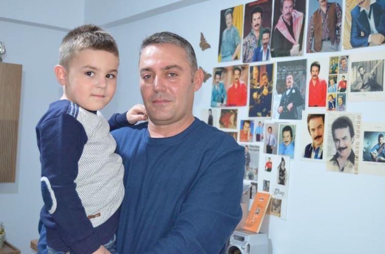 <p><strong>32 yıldır devam eden Gencebay sevgisi Henüz ilkokul çağındayken okul dönüşü evinde ünlü sanatçının "Ya Evde Yoksan" albümünü dinlemesiyle başladı. </strong></p>