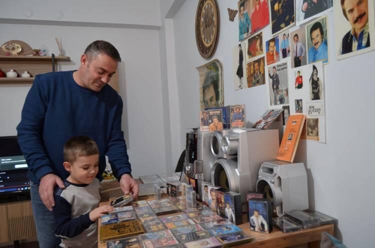 <p><strong>Daha sonra eşi Derya Topcu ve oğluyla da sanatçıya ziyarette bulunan Topcu, zaman zaman Gencebay'la telefon görüşmesi yaparak halini hatırını soruyor.</strong></p>