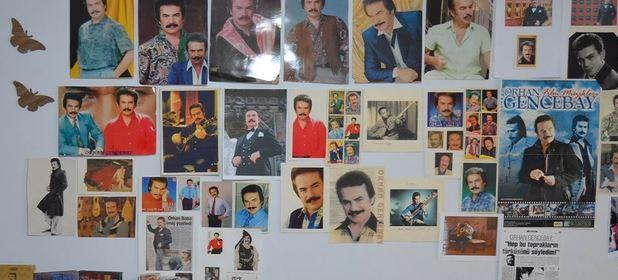 <p><strong>Topcu, bazı koleksiyonerlerin arşivine yüksek fiyatlarla talip olduğunu ancak bunun değerinin maddiyatla ölçülemeyeceğini, bu nedenle reddettiğini sözlerine ekledi. Derya Topcu da kocasının sürekli Gencebay şarkıları dinlemesinden dolayı kendisinin de ünlü sanatçıya hayranlık duymaya başladığını belirtti. Topcu, eşinin evde olmadığı zamanlarda bile Orhan Gencebay dinlediğini ifade etti.</strong></p>
