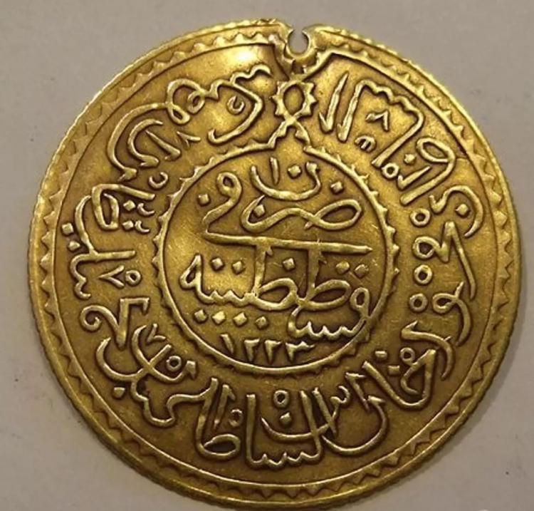 <p><span style="color:#B22222"><strong>SULTANİ</strong></span></p>

<p><strong>3,45 gram ağırlığında klasik Osmanlı altın parası padişah II. Mehmed döneminde bastırıldı. Halk arasında altın olarak da biliniyordu. Sultani II. Mahmud dönemine kadar kullanıldı. </strong></p>
