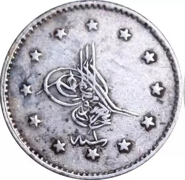 <p><span style="color:#B22222"><strong>KURUŞ</strong></span></p>

<p><strong>Pek çok farklı ülkede de para birimi olarak kullanılan kuruş aynı şekilde Osmanlı'da da yerini almıştı. İçerdiği gümüş ayarı değişmek ile birlikte Türkiye'de saltanat döneminin sonuna kadar kullanıldı.</strong></p>

<p> </p>
