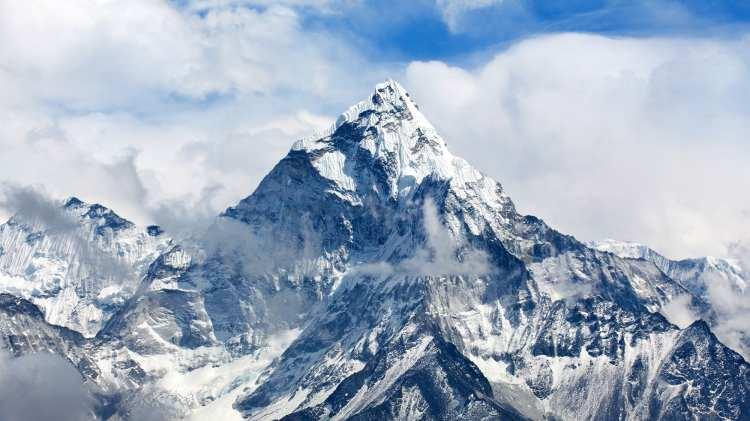 <p>Everest Dağı'nın üç katından daha büyük olan devasa bir kuyruklu yıldız Dünya'ya doğru ilerlerken yeniden patladı.</p>

