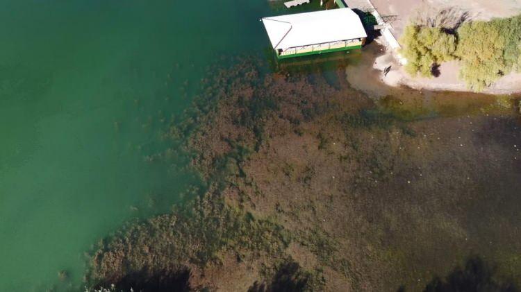 <p>Yaşanan bu toprak kayması nedeniyle su seviyesi yükselmiş ve göl kenarında bulunan park alanı sular altında kalmıştı. Suların tekrar çekilmesiyle birlikte sahile yakın bölgeler boydan boya kahverengi bitki örtüsüyle kaplandı. </p>
