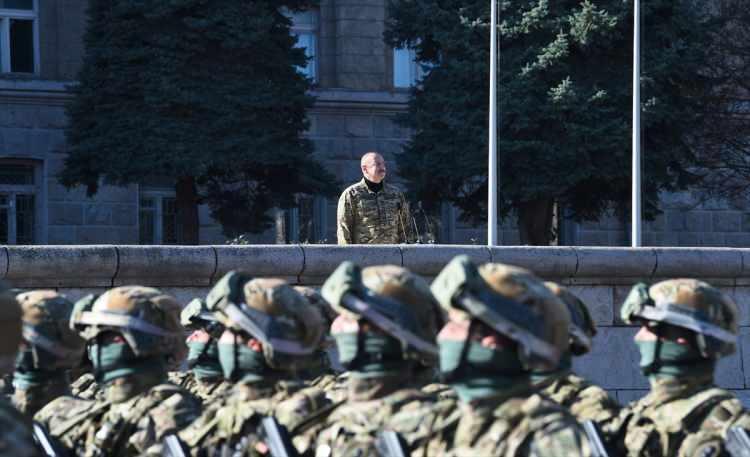 <p>Karabağ'daki işgalci rejimin bir zamanlar "başkent" olarak gördüğü Hankendi şehrindeki töreni Cumhurbaşkanı İlham Aliyev de izledi.</p>
