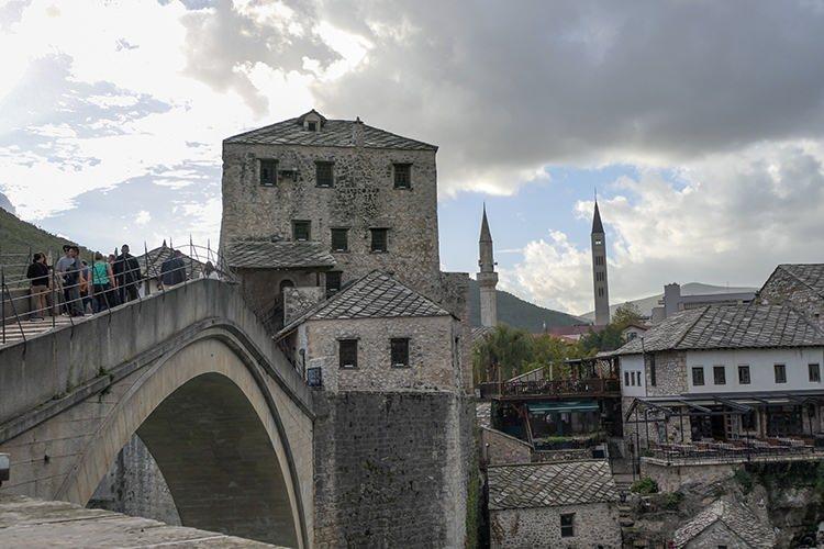 <p>Neretva Nehri'nin "Osmanlı gerdanlığı" olarak bilinen ve Evliya Çelebi'nin de "benzersiz" olarak nitelediği köprü, 1992-1995'teki Bosna savaşında Hırvat topçuları tarafından yoğun atışlarla yıkıldı.</p>
