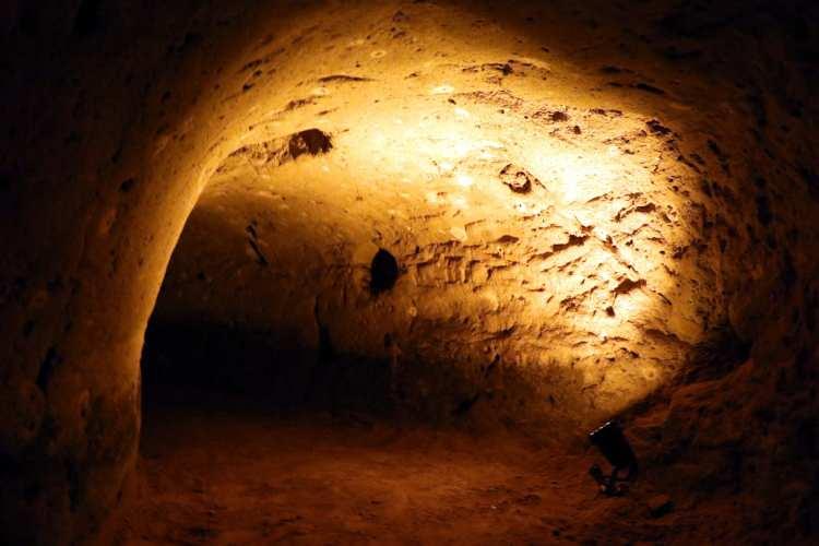 <p>Çalışmalarının hala devam ettiğini aktaran Halıcıoğlu, "Evin altında yer altı şehri olduğunu bilmiyorduk. Buraları ahır ve samanlık olarak kullanıyorduk. Işık olmadan girmeye korkardık. Buradaki pislikleri temizledikçe yer altı şehri ortaya çıktı. Hocalarımdan fikir alarak buraları temizledik. Üst yapı, ölü haldeydi. Orada da çalışmalar yaptık." dedi.</p>