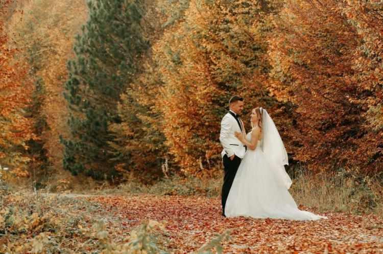 <p><span style="color:#000000"><strong>Sonbahar mevsiminde mutluluğa 'evet' diyen &ccedil;iftlerden yoğun ilgi g&ouml;ren Ulus Dağı'nda bin 400 rakımdan itibaren yolun her k&ouml;şesinde fotoğraf &ccedil;ekilen &ccedil;iftlere rastlamak m&uuml;mk&uuml;n.</strong></span></p>
