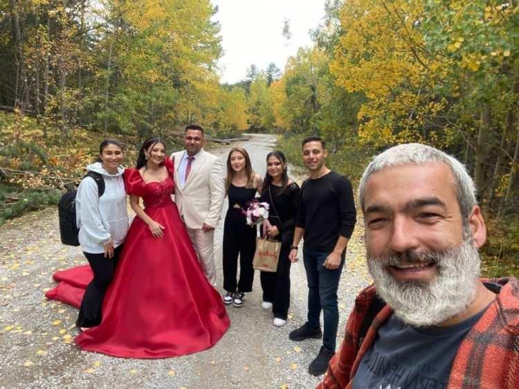 <p><span style="color:#FF0000"><strong>"İSVİ&Ccedil;RE'DE 5 TANE ENDEMİK BİTKİ VARKEN ULUS DAĞI'NDA 33 TANE ENDEMİK BİTKİ VAR"</strong></span></p>

<p><span style="color:#000000"><strong>Sındırgı Belediye başkanı Ekrem Yavaş da gen&ccedil; &ccedil;ifti tebrik ederek, ş&ouml;yle konuştu:</strong></span></p>

<p><span style="color:#000000"><strong>"Doğal şehir Sındırgı&rsquo;da g&uuml;zellik her mevsim bir başka ama sonbahar en g&uuml;zel anları yaşıyor. Burada Ulus Dağı'nda bir turizm rotası var 12 kilometrelik burada trekking yapabiliyorsunuz, yakında kayak merkezi ile alakalı da &ccedil;alışmaları var.&nbsp;</strong></span></p>
