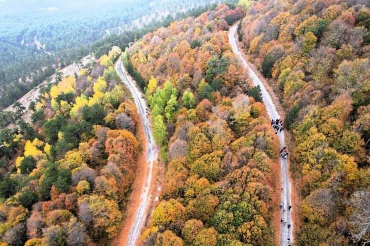 <p><span style="color:#000000"><strong>Uludağ'dan sonra Marmara bölgesinin en yüksek rakımlı bölgelerinden biri olan Sındırgı ilçesinde bulunan Ulus Dağı da sonbaharın en güzel yansımalarını gözler önüne seren yerlerin başında geliyor.</strong></span></p>