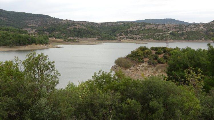 <p>Çanakkale Belediyesi tarafından yapılan yazılı açıklamada, "Kentin tek içme ve kullanma suyu ihtiyacını karşılayan Atikhisar Barajı’nın sürdürülebilirliğini sağlamak, yaşam kaynağı olan suyumuzu korumak adına Belediye Encümenince alınan tasarrufa yönelik kararların geçerliliği 31 Aralık 2023 tarihine kadar uzatıldı" denildi.</p>