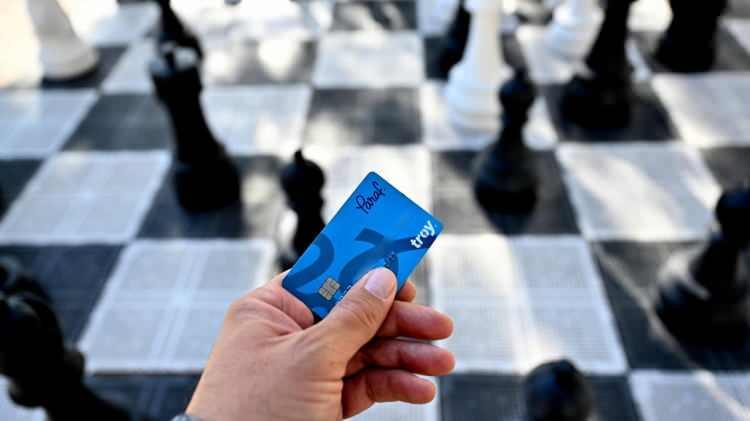 <p>Edinilen bilgiye göre, Diyanet İşleri, maaş ödemelerini yapan faizsiz finans kurumlarıyla TROY karta geçiş noktasındaki görüşmeleri dün gerçekleştirdi.</p>