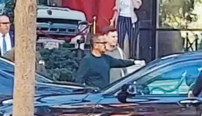 <p>Sabancı, doktoruyla ‘çak’ yaptıktan sonra otomobiline binerek evine geri döndü.</p>
