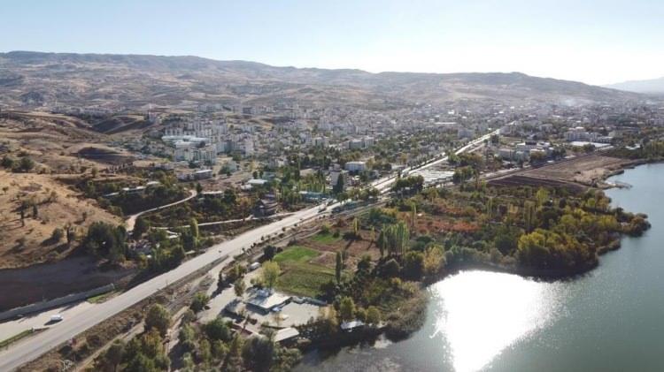 <p>Cıvıl cıvıl insan yoğunluğunun yaşandığı Gölbaşı Gölü Doğa Parkı’nda sadece birkaç kişinin bulunması ise gözlerden kaçmadı.</p>
