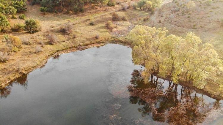 <p><span style="color:#000000"><strong>Tarımsal sulama i&ccedil;in kullanılan g&ouml;let ve &ccedil;evresi mesire alanı olarak vatandaşlar tarafından yoğun ilgi g&ouml;r&uuml;yor. G&ouml;let &ccedil;evresinde bulunan ağa&ccedil;ların yeşilden kızıla kadar&nbsp; sonbaharın renklerine b&uuml;r&uuml;nmesiyle kartpostallık g&ouml;r&uuml;nt&uuml;ler oluştu.&nbsp;</strong></span></p>
