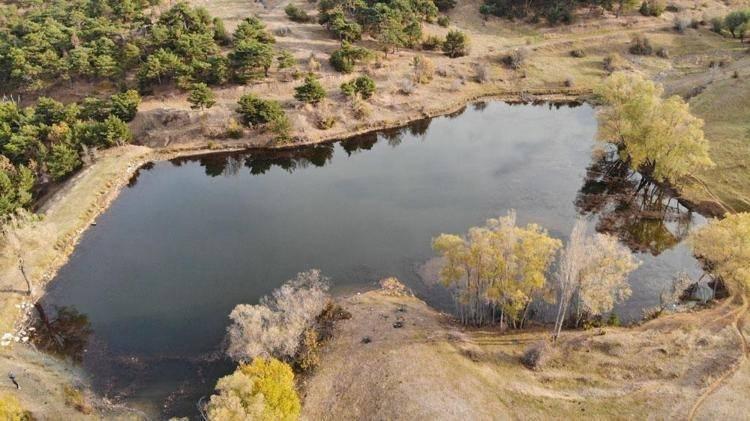 <p><span style="color:#FF0000"><strong>"KAYIP BİR CENNET DİYEBİLİRİZ"&nbsp;</strong></span></p>

<p><span style="color:#000000"><strong>İhtişamıyla g&ouml;renleri mest eden g&ouml;l hakkında konuşan Efrail &Ccedil;oban, "Burası ger&ccedil;ekten &ccedil;ok harika, kayıp bir cennet diyebiliriz. Bizde piknik i&ccedil;in gelmiştik. İnsanlar buraya gelmiş piknik yapmışlar ama &ccedil;&ouml;pleri burada bırakmışlar, yaktıkları ateşin yerini temizlememişler bunları g&ouml;r&uuml;nce &uuml;z&uuml;l&uuml;yorum. İnsanları daha duyarlı olmaya davet ediyorum.</strong></span></p>
