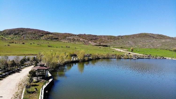 <p><span style="color:#000000"><strong>Tokat merkeze 17 kilometre uzaklıkta bulunan Alan G&ouml;let&rsquo;i de sonbaharın eşsiz atmosferine ev sahipliği yapıyor.&nbsp;</strong></span></p>
