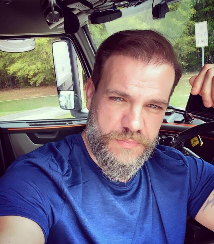 <p><span style="color:#B22222"><strong>"O KOLTUKTA EMANET&Ccedil;İDİR"</strong></span></p>

<p><strong>&Uuml;nl&uuml; oyuncu s&ouml;zlerine, ismin tartışmalı olduğunu ifade ederek <span style="color:#B22222">"Bu tarihin evlatları olarak bu millet kimin peşinden gideceğini iyi bilir."</span> dedi ve Cumhurbaşkanı Recep Tayyip Erdoğan'ı işaret etti.</strong></p>
