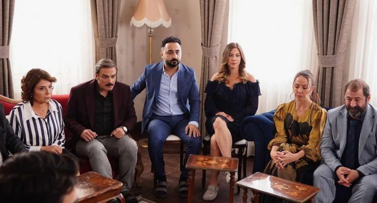 <p><span style="color:#800000"><strong>ARALARINDA USTA İSİMLER DE VAR</strong></span></p>

<p>Oyuncu kadrosunda Erdal Özyağcılar, Onur Buldu, Seray Gözler, Ufuk Özkan, Melis Babadağ, Aycan Koptur, Nergis Kumbasar, Erdem Akakçe, Barış Yıldız, Meltem Pamirtan, Serra Pirinç, Münire Apaydın, Emre Akkuş, Toprak Can Adıgüzel, Ebrar Karabakan, Mina Sinenden, Ahmet Hakan Ünal, Özlem Kaplan ve Halil İbrahim Kalaycıoğlu'nun yer aldığı Benim Güzel Ailem dizisi her hafta Çarşamba günü seyircisiyle buluşuyordu.</p>

