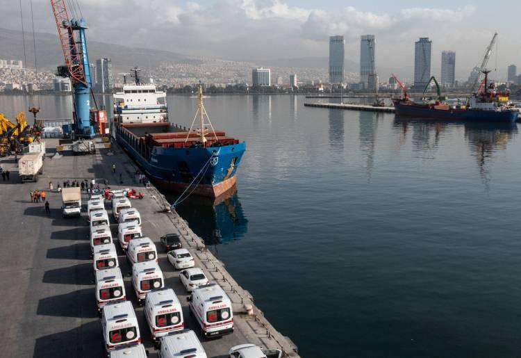 <p>İzmir Alsancak Limanı'na dün gece demirleyen kuru yük gemisine, görevlilerce tıbbi malzemeler ve ambulanslar yükleniyor.</p>