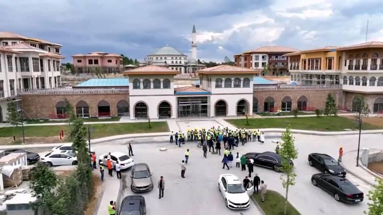 <p>Darülaceze'nin sosyal hizmet anlamında sadece Türkiye için değil tüm dünya için çok değerli bir model olduğunu belirten Göktaş, Darülaceze'nin kıymetli bir miras, yeni Sosyal Yaşam Şehri'nin de aynı şekilde özgün, geçmişle bağını koparmayan, günümüzün imkanlarını azami şekilde kullanan bir model olduğunu belirtti.</p>
