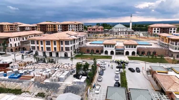 <p>DÜNYADA ÖRNEĞİ YOK<br />
Göktaş, "Türkiye Yüzyılı'na damgasını vuracak vizyoner bir proje olan Darülaceze Sosyal Yaşam Şehrimizin açılışını, Sayın Cumhurbaşkanı'mızın teşrifleriyle 12 Kasım'da gerçekleştireceğiz. Dünyada örneği olmayan projemiz ile din, dil, ırk, cinsiyet ve mezhep farkı gözetmeksizin bakıma muhtaç, yaşlı, engelli insanlara, kimsesiz yavrularımıza el uzatacağız." değerlendirmesini yaptı.</p>

