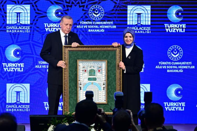 <p>Program sonunda Cumhurbaşkanı Erdoğan'a (solda), Aile ve Sosyal Hizmetler Bakanı Mahinur Özdemir Göktaş (sağda) hediye takdim etti.</p>

