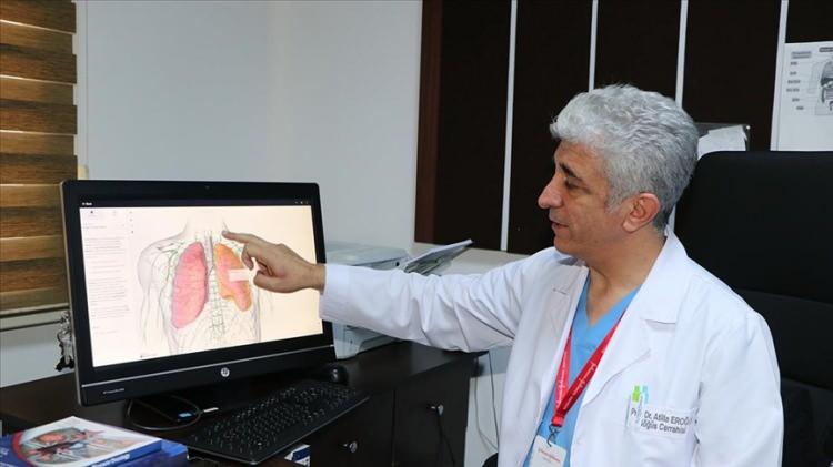 <p>Türkiye'deki kanser durumunu bölgesel ve kadın-erkek şeklinde kategorize ederek çalıştıklarını anlatan Eroğlu, "Çalışmamızda 2022'de Türkiye'de 41 bin yeni akciğer kanseri tespit edildi. Bunun yaklaşık 33 bini erkek, 8 bini kadın. Bölgelere göre harita oluşturduk." dedi. </p>
