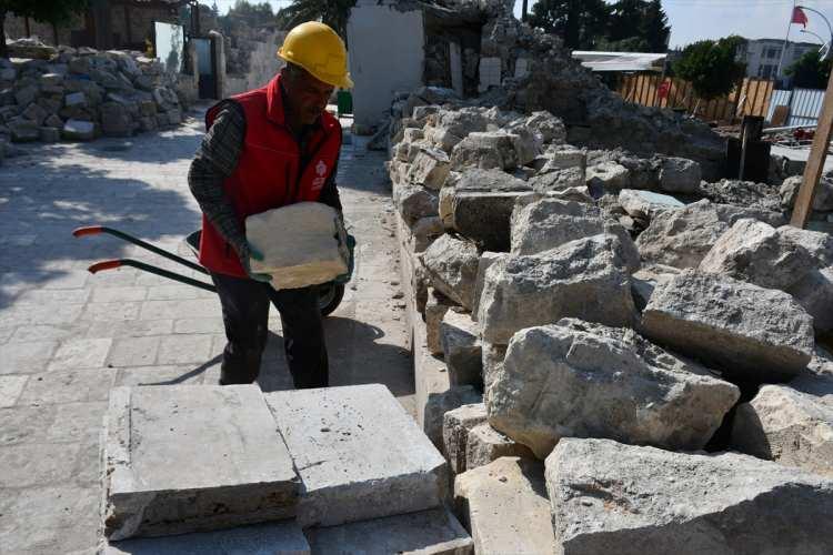 <p>Aralarında mimar, restoratör ve sanat tarihçilerinin de bulunduğu 70'e yakın ekibin titizlikle çalışma yürüttüğü tarihi cami, yeniden inşa edilerek ibadete açılacak.</p>

<p> </p>
