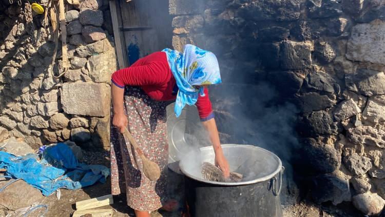 <p>Temizlenen kazlar, tuzlanıp kuruması için evlerin bahçelerinde hazırlanan askılara asılarak yaklaşık 15-20 gün burada bekletilip olgunlaştıktan sonra derin dondurucularda saklanacak.</p>
