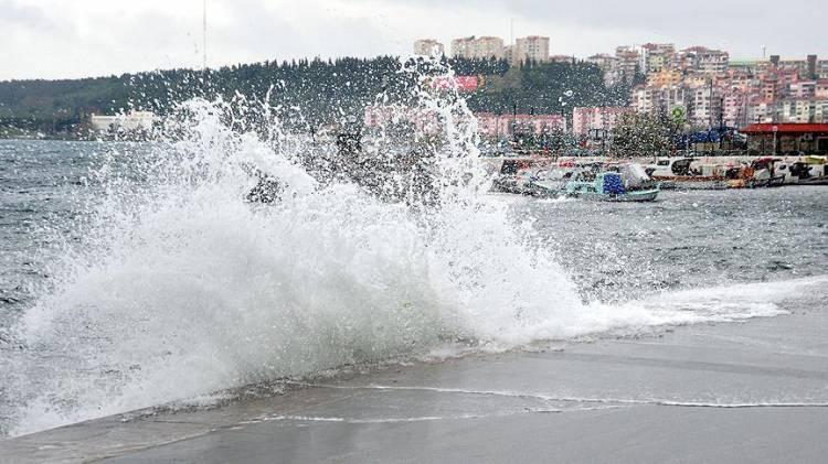 <p>İZMİR 16°C, 24°C</p>
<p>Parçalı ve çok bulutlu, aralıklı sağanak ve gök gürültülü sağanak yağışlı geçeceği tahmin ediliyor. Yağışların, bu akşam ve gece saatlerinde yer yer kuvvetli olması bekleniyor.</p>
<p>MUĞLA 10°C, 19°C</p>
<p>Parçalı ve çok bulutlu, aralıklı sağanak ve gök gürültülü sağanak yağışlı geçeceği tahmin ediliyor. Yağışların, gece ve sabah saatlerinde yer yer kuvvetli olması bekleniyor.</p>
<p><br />
Parçalı ve çok bulutlu, bölge genelinin yerel olmak üzere sağanak ve gök gürültülü sağanak yağışlı geçeceği tahmin ediliyor. Yağışların, kıyı kesimleri ile Manisa, Kütahya ve Uşak çevrelerinde yer yer kuvvetli olması bekleniyor. Rüzgarın, iç kesimlerinde güney yönlerden kuvvetli (40-70 km/saat) olarak eseceği tahmin ediliyor.</p>
<p>AFYONKARAHİSAR 9°C, 18°C</p>
<p>Parçalı ve çok bulutlu, yarın (Pazar) yerel olmak üzere sağanak ve gök gürültülü sağanak yağışlı</p>
<p>DENİZLİ 14°C, 23°C</p>
<p>Parçalı ve çok bulutlu, yarın (Pazar) yerel olmak üzere sağanak ve gök gürültülü sağanak yağışlı</p>
<p>İZMİR 16°C, 24°C</p>
<p>Parçalı ve çok bulutlu, aralıklı sağanak ve gök gürültülü sağanak yağışlı geçeceği tahmin ediliyor. Yağışların, bu akşam ve gece saatlerinde yer yer kuvvetli olması bekleniyor.</p>
<p>MUĞLA 10°C, 19°C</p>
<p>Parçalı ve çok bulutlu, aralıklı sağanak ve gök gürültülü sağanak yağışlı geçeceği tahmin ediliyor. Yağışların, gece ve sabah saatlerinde yer yer kuvvetli olması bekleniyor.</p>