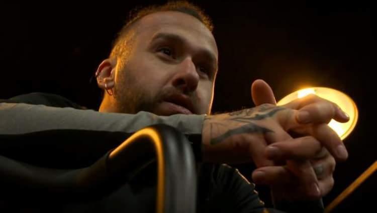 <p><span style="color:#000000"><strong>Netenyahu'nun savaş politikasını tasvip etmem m&uuml;mk&uuml;n değil, bunun Yahudilikle hi&ccedil;bir ilgisi yok. Zaten Neteanyahu'yu İsrail halkının da desteklediğini d&uuml;ş&uuml;nm&uuml;yorum. İsrail bunu yerleşim yeri y&uuml;z&uuml;nden de yapmıyor bence, bunun temelinde doğal kaynaklar yatıyor. Para i&ccedil;in bu kadar insan &ouml;ld&uuml;r&uuml;l&uuml;yor."</strong></span></p>
