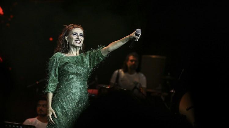 <p>Yıldız Tilbe: 3,5 milyon TL</p>

<p> </p>
