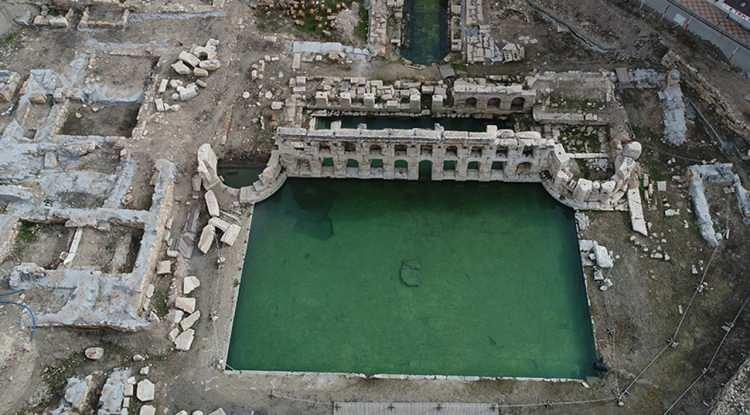<p><span style="color:#B22222"><em><strong>2018 yılında UNESCO Dünya Mirası Geçici Listesi'ne alınan ve "Kral Kızı" adıyla bilinen Basilica Therma Roma Hamamı'nın çevre düzenlemesi çalışmaları tamamlandı. Tarihi 2 bin yıl öncesine dayanan ve dünyada sadece iki örneği olan eserin yakın zamanda yerli ve yabancı turistlere kapılarını açması bekleniyor.</strong></em></span></p>