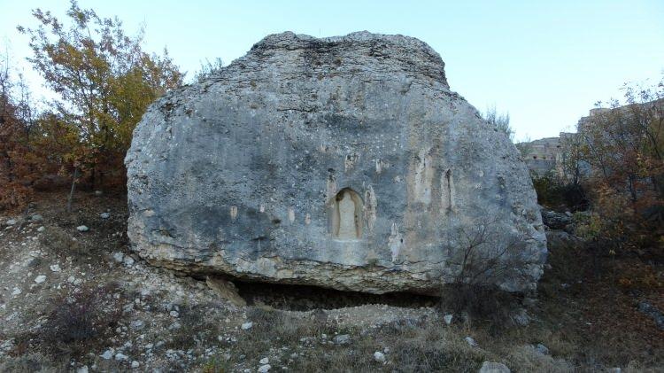 <p>Malatya’da 65 milyon yıl öncesine dayanan ve kaya oluşumlarıyla öne çıkan Levent Vadisi, Hitit Krallığı’nın baş tanrıçası olan "Arinna'nın güneş tanrıçası"na ait olduğu düşünülen 2 bin 800 yıllık kaya kabartması ve tapınak alanıyla bilim insanlarının dikkatini çekiyor.</p>