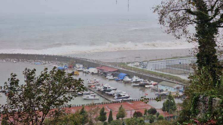 <p>Zonguldak’ta etkili olan sağanak ve fırtına nedeniyle ağaçlar devrildi, araçların üzerine beton parçaları ve kiremitler düştü. Ereğli ilçesindeki limanda ise 5 metreyi bulan dalgalar oluştu.</p>

