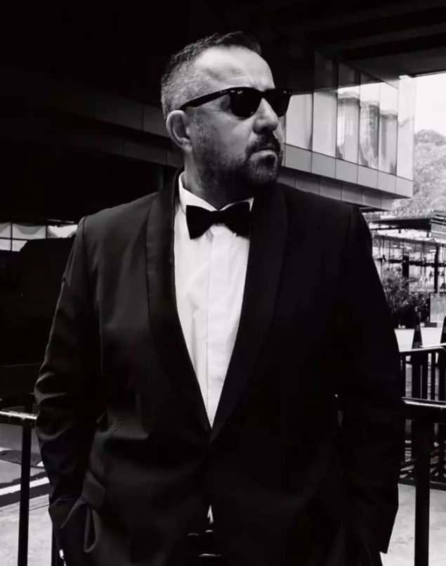 <p>Takipçileri tarafından smokinli fotoğrafları çok beğenilen Demirer'e <strong>Demet Özdemir</strong> <strong>"Heyt"</strong> yorumunda bulunurken takipçileri de <strong>"ne kadar zayıflamışsın"</strong> yorumlarında bulundular.</p>