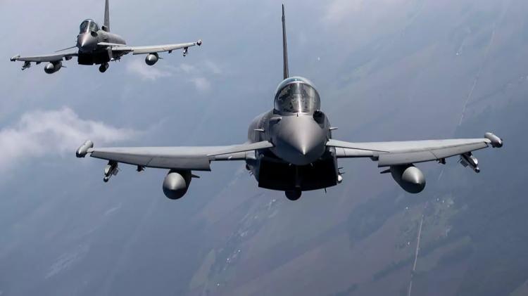 <p>Almanya'nın anlaşmayı engellemesi durumunda Türkiye'nin daha uzaktaki başka seçenekleri aramaya itileceğini söyleyen uzmanlar S-400'ü örnek gösterdi.</p>
<p> </p>