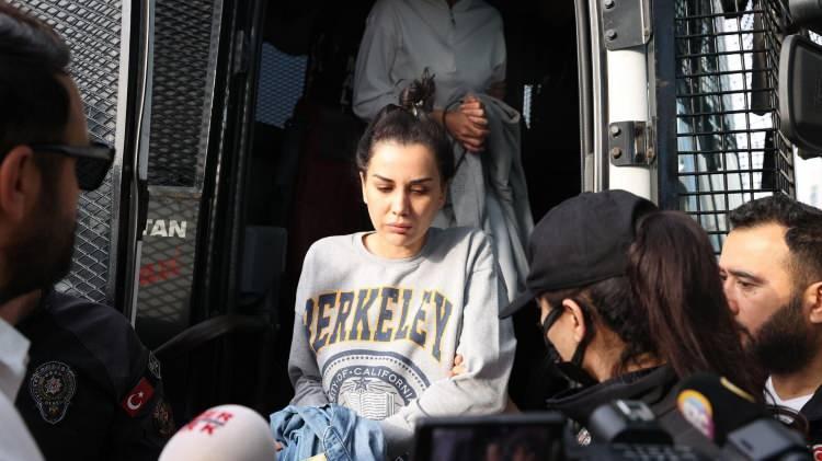 <p><strong>KARA PARA AKLAMA SORUŞTURMASI</strong></p>
<p> </p>
<p>İstanbul merkezli 6 ilde 1 Kasım'da düzenlenen operasyonda, Dilan Polat ve eşi Engin Polat'ın da aralarında bulunduğu 17 şüpheli gözaltına alınmıştı.</p>