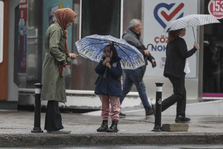 <p>İSTANBUL VALİLİĞİ UYARDI<br />
Meteoroloji'nin ardından İstanbul Valiliği'nden de turuncu kodlu bir uyarı geldi.</p>

<p>Valiliğin resmi hesabından yapılan paylaşım şu şekilde:</p>

<p>"Cumartesi sabah saatlerinden itibaren İstanbul'da rüzgarların kuzey ve kuzeybatı yönlerden fırtına (50-70 km/saat) şeklinde eseceği tahmin ediliyor. Dikkatli ve tedbirli olunmalıdır."</p>
