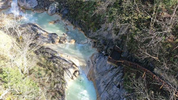 <p>Öte yandan Karadeniz'in İç Anadolu'ya açılan kapısı durumundaki Dereli'de ulaşıma yapılan yatırımlar da turizme katkı sağladı.</p>