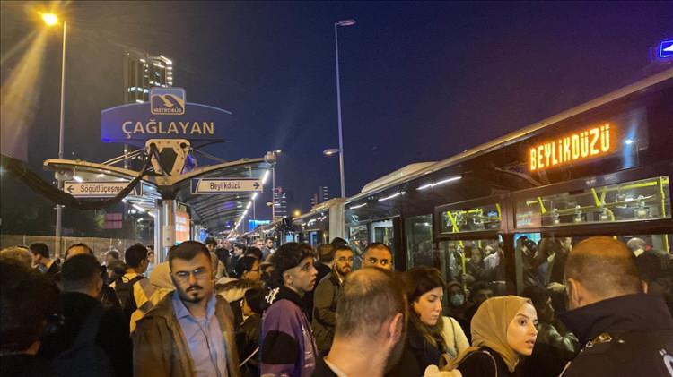 <p>Kaya, "Ama son zamanlarda yazın özellikle klimaların çalışmaması, bakım onarım çalışmaları olduğunda, doğru düzgün bir bilgilendirme yapılmamasından dolayı mağduruz. Umarız bunlar giderilir ve çözülür" ifadelerine yer verdi. </p>