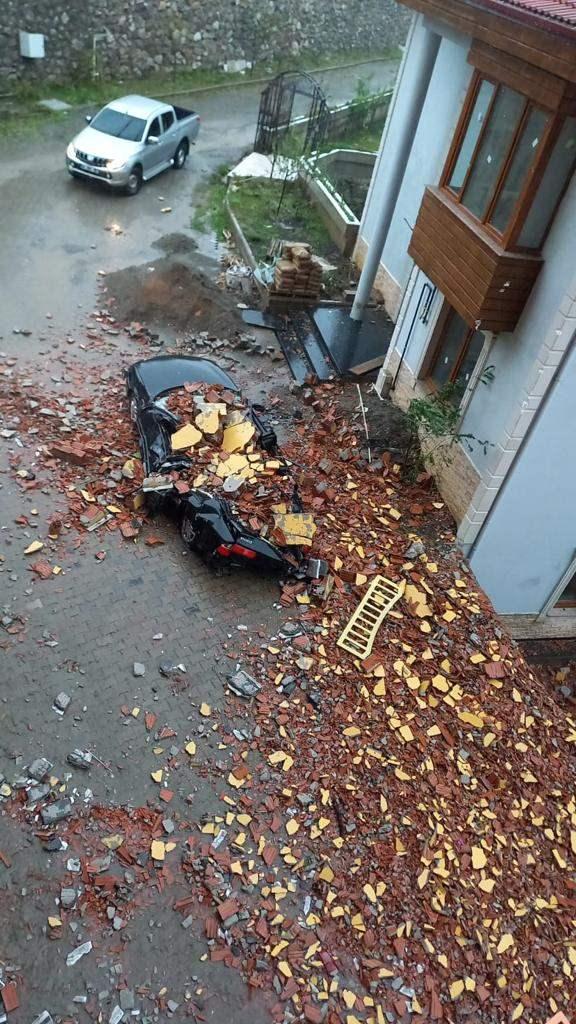 <p>Ereğli ilçesinde de bir ağacın araçların üstüne devrildiği an cep telefonu kamerasıyla kaydedildi. Park halindeki bir araç ise çatıdan düşen parçalar nedeniyle hasar gördü. </p>
