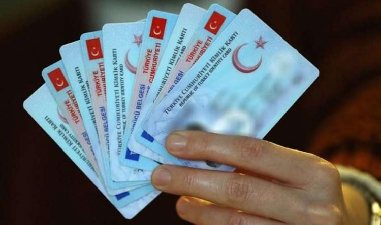 <p>Direksiyon hocalarına soru soramıyoruz. Bu durumda eğitimsiz sürücüler yollara çıkıyor" diye konuştu. Sürücü adayı Koray Doğu da kurs ücretlerinin pahalı olduğunu, ehliyet almak için kredi çekmek zorunda kaldığını belirterek, kredi desteği talebinde bulundu.</p>