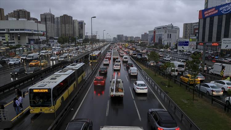 <p>Metroların arızalarından şikayetçi olan Kayahan Kaya, “İstanbul'da yaşadığımız halde işe yoğunluktan dolayı tabii ki otobüsler, metrolar var. Bunları kullanıyoruz ancak metrolarda özellikle kilit noktalarda yürüyen merdivenler çalışmamakta. Metrolar bazen aksaklık sebebiyle bakım çalışması sebebiyle geç gelmekte. Tabii işe de aksıyor bunlar. Onun dışında iş çıkışı da metroları doğal olarak kullanıyoruz." dedi. </p>