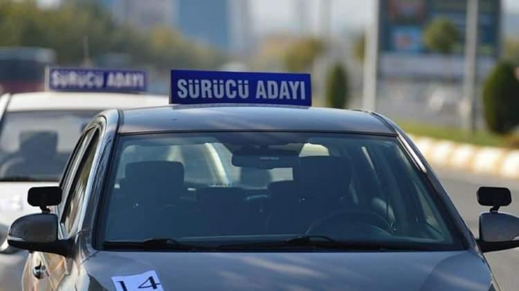 <p>MOBBİNG UYGULAYANLAR VAR</p>
<p> </p>
<p>Sürücü adayları ise kurslardan şikayet ediyor. Yakın zamanda sınava girerek yazılıdan 95 puan alan Süleyman Canoluk "Sadece kursa 8 bin lira ödedim. Direksiyon sınavından bilinçli olarak bırakıldım. Sürüşte yalnızca bir kere araba stop etti. Burada bir art niyet var. Benim gibi binlerce kişi bulunuyor. </p>