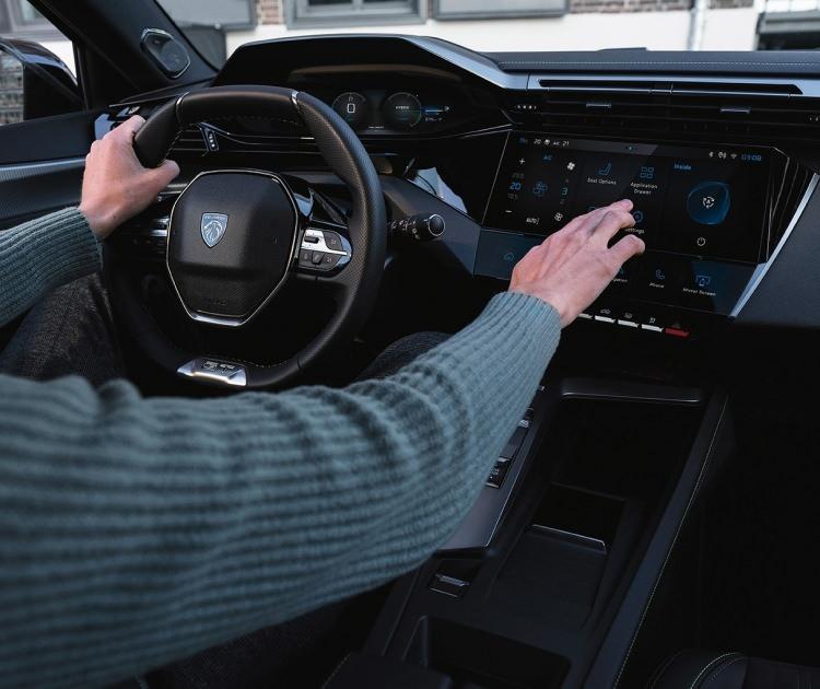 <p><strong>Türkiye'de sunulan Peugeot e-308, 1.556.000 TL'lik fiyatı ile satışta.</strong></p>