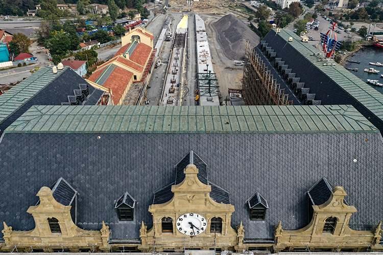 <p>Haydarpaşa Garı, Cumhuriyet'in ilanının 10. yılında ilk haline uygun tekrar inşa edildi. 1976'da kapsamlı bir restorasyona alınan garın bazı bölümleri, 1979'da yakıt yüklü bir tanker kazasında hasar gördü.</p>
