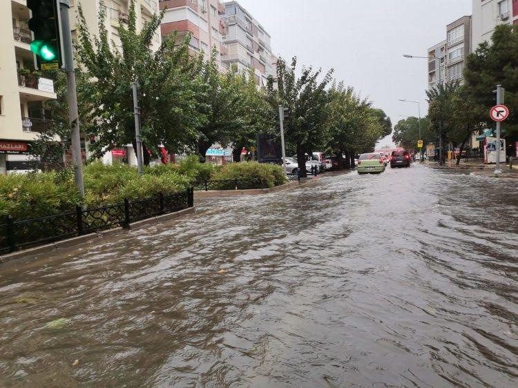 <p>Tarihi Kemeraltı Çarşısı’nın bazı noktalarını su basarken, tıkanan rögarları vatandaşlar kendi imkanlarıyla açmaya çalıştı.</p>
