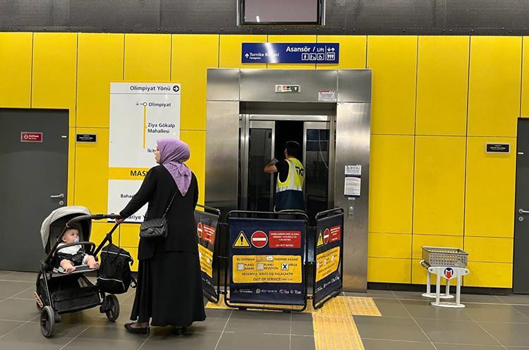 <p>Özellikle yürüyen merdiven ve asansörlerde oluşan teknik arızalar yaşlı ve çocuklu vatandaşların işlerini zor duruma sokuyor.</p>